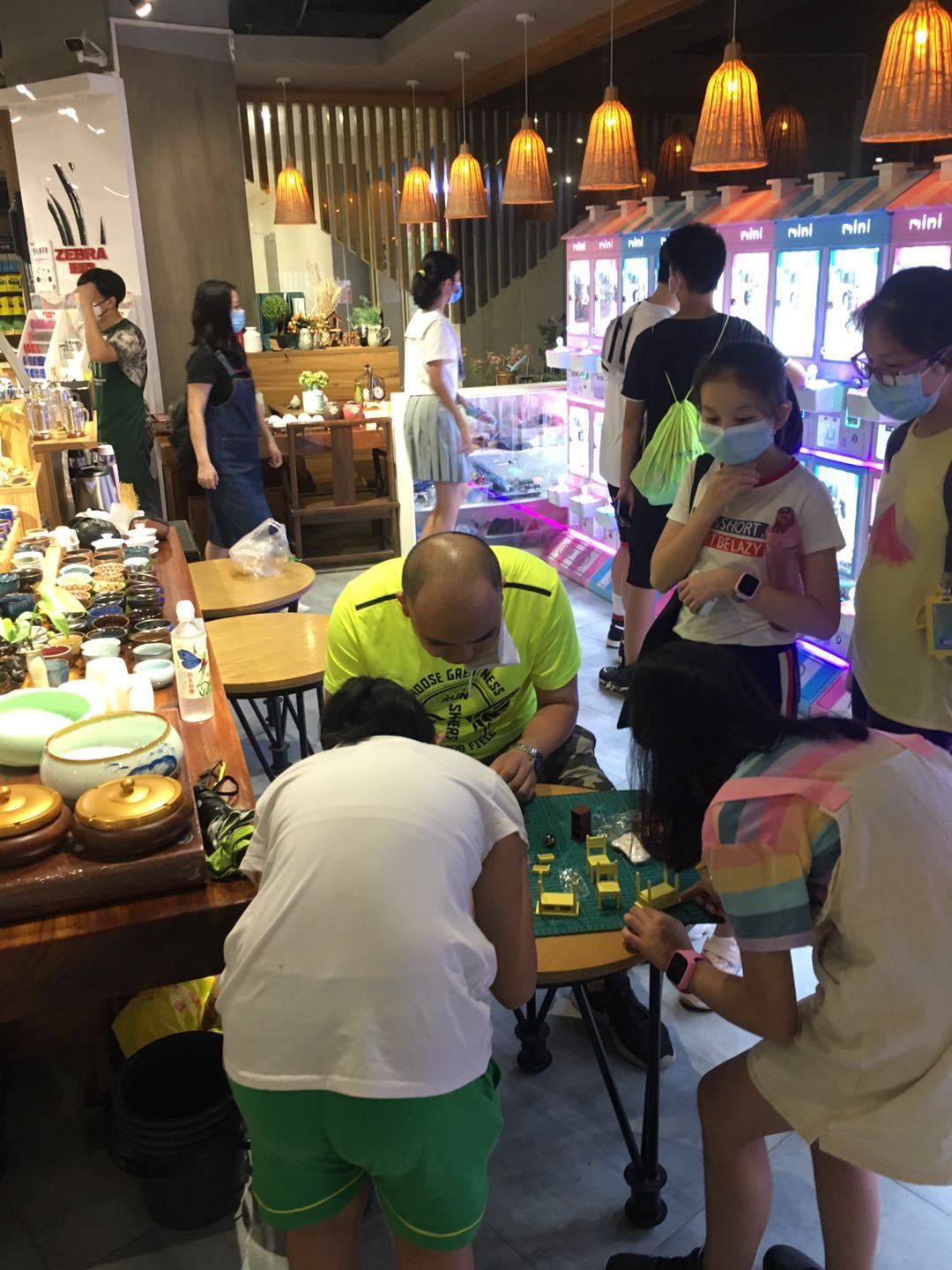 Attività in libreria per la giornata dei bambini con la casa delle bambole in...