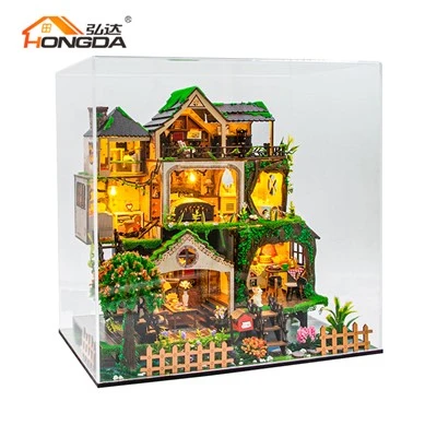 Casa delle bambole in miniatura a tema forestale con copertura della polvere